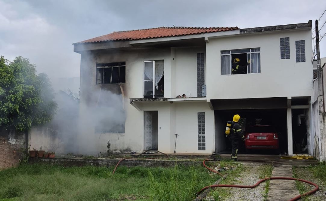 V Deo Casa De Dois Andares Pega Fogo Em Florian Polis