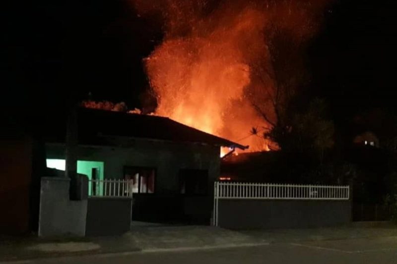 Foram necess&aacute;rios 10 mil litros de &aacute;gua para apagar o inc&ecirc;ndio – Foto: Reprodu&ccedil;&atilde;o/Internet