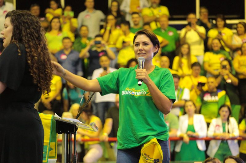 Michelle Bolsonaro discursa em Chapec&oacute; nesta segunda-feira &mdash; Foto: Leandro Schmidt/Secom/ND
