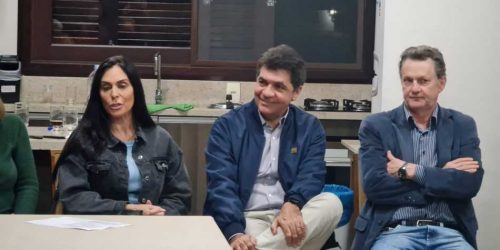 O prefeito Cl&eacute;sio Salvaro (centro) est&aacute; chamando de volta ao governo o seu ex-Secret&aacute;rio de Sa&uacute;de, Ac&eacute;lio Casagrande que assim como Geovania de S&aacute; (esq) n&atilde;o obteve &ecirc;xito na elei&ccedil;&atilde;O. – Foto: Divulga&ccedil;&atilde;o