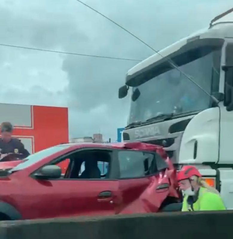 Caminh&atilde;o e carro colidem na BR-101 – Foto: GMF/Reprodu&ccedil;&atilde;o/ND