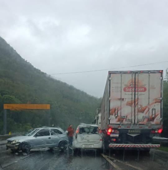 Colis&atilde;o causa filas na BR-101, em Palho&ccedil;a, na manh&atilde; desta sexta-feira (14) – Foto: GMF/Divulga&ccedil;&atilde;o/ND