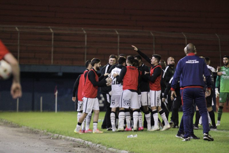 Jogadores do Figueirense comemoram o gol que abriu o placar em Itaja&iacute; – Foto: Patrick Floriani/FFC