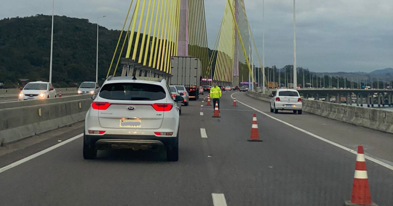Tr&aacute;fego na Ponte Anita Garibaldi, em Laguna, passa a operar em meia pista – Foto: Lucas Borges/Divulga&ccedil;&atilde;o