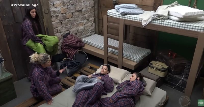 Baia pega fogo ao longo da madrugada com briga por colch&atilde;o e cama – Foto: Playplus/Record TV/ R7/ Divulga&ccedil;&atilde;o