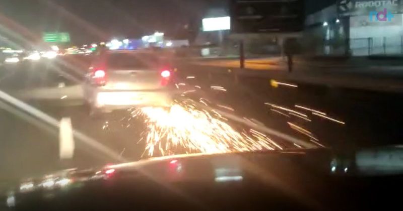 Motorista faz fa&iacute;sca no asfalto ao transitar sem pneu na BR-101 em Itaja&iacute; – Foto: PRF/Divulga&ccedil;&atilde;o