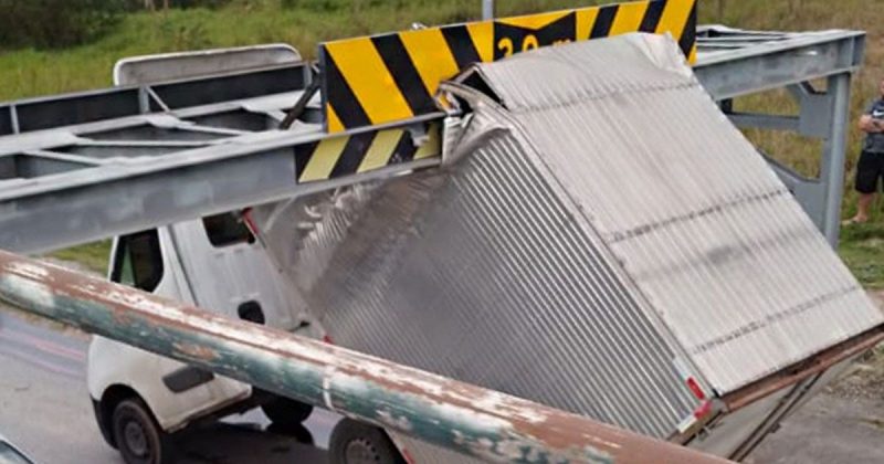 Caminh&atilde;o “dobrado ao meio” repercutiu na internet – Foto: Reprodu&ccedil;&atilde;o/Internet