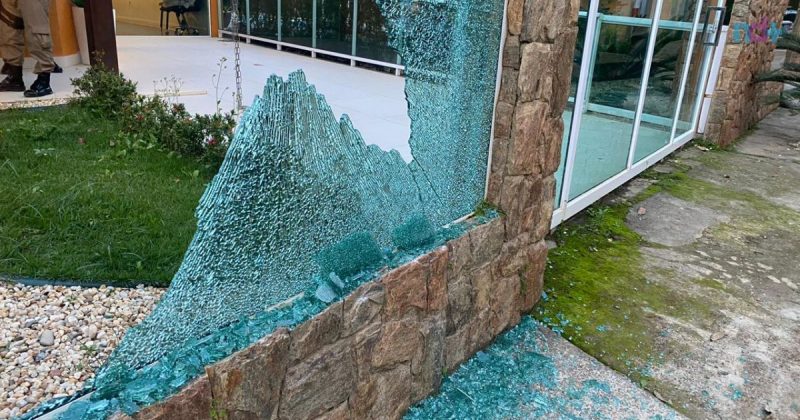 A woman shot at a glass wall to scare off thieves in Camboriu – Photo: Military Police/Disclosure