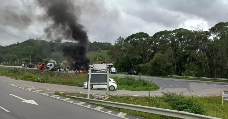 Trecho da Rodovia Ant&ocirc;nio Heil &eacute; bloqueado – Foto: Reprodu&ccedil;&atilde;o/ND