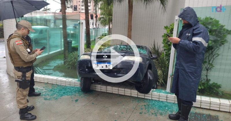 Carro invade fachada de pr&eacute;dio em Florian&oacute;polis – Foto: GMF/Divulga&ccedil;&atilde;o/ND