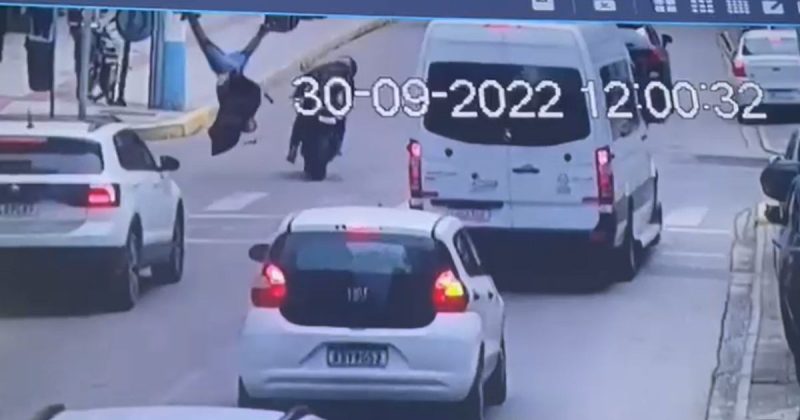 C&acirc;mera de seguran&ccedil;a flagra momento exato em que idoso &eacute; atingido por motociclista em Itapema – Foto: Reprodu&ccedil;&atilde;o/ND