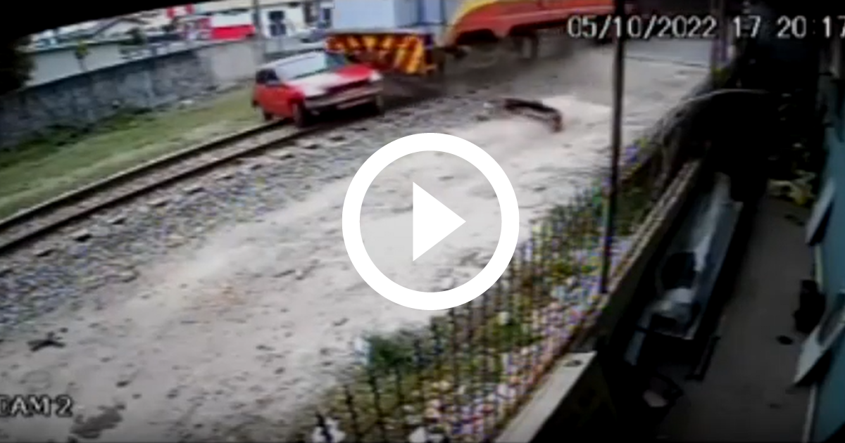 Vídeo: motorista se distrai com filhos no trânsito e carro acaba arrastado por trem em criciúma