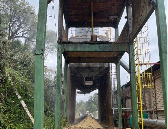 O inc&ecirc;ndio atingiu a serraria em Varge&atilde;o, pr&oacute;ximo da BR-282. &mdash; Foto: Corpo de Bombeiros/ND