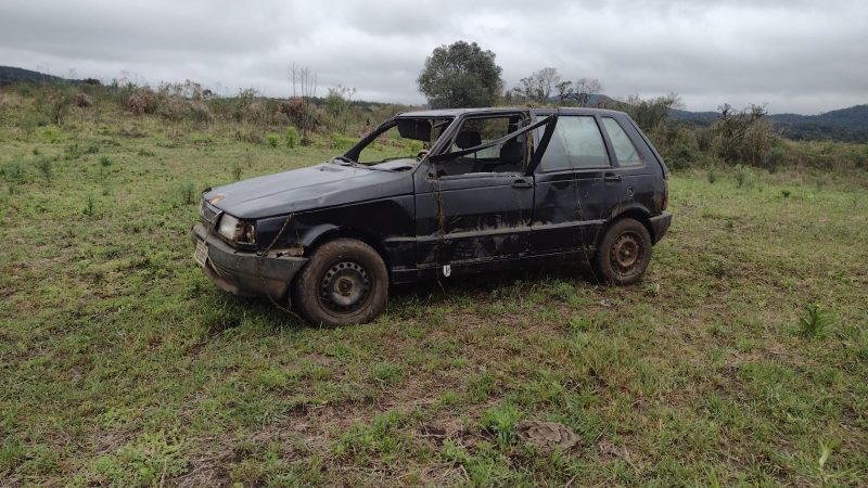 Carro foi retirado do açude com ajuda de uma retroescavadeira. &#8211; Foto: Corpo de Bombeiros/Divulgação/ND