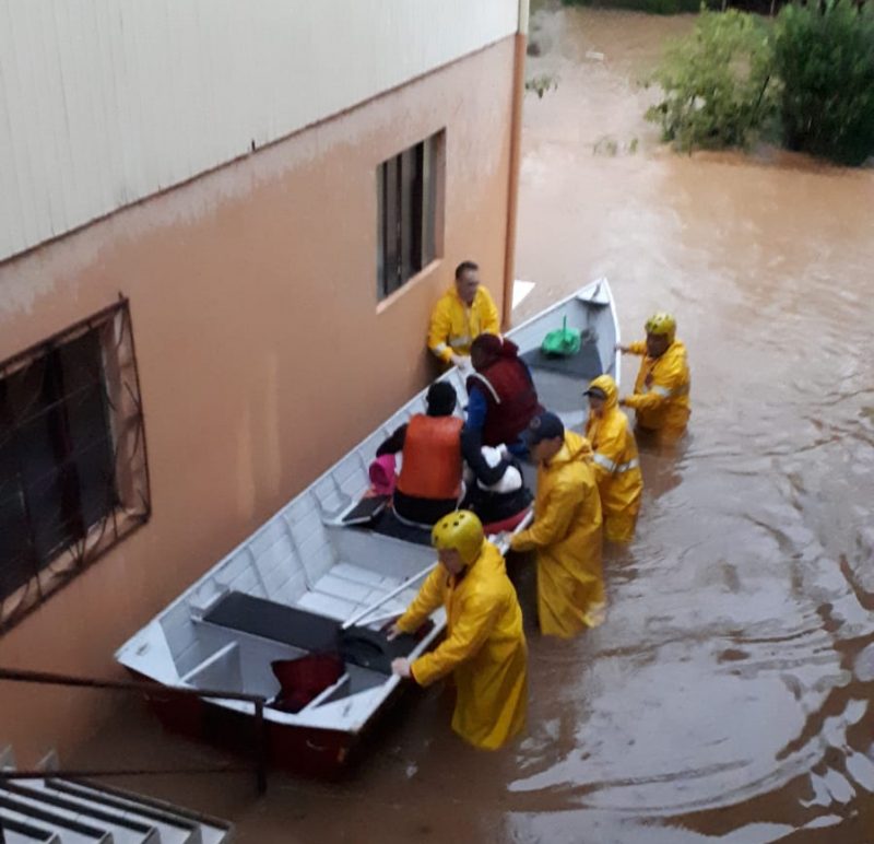 Foi utilizado um barco para retirar famílias da rua João Zardo. &#8211; Foto: Corpo de Bombeiros Militar/Divulgação/ND