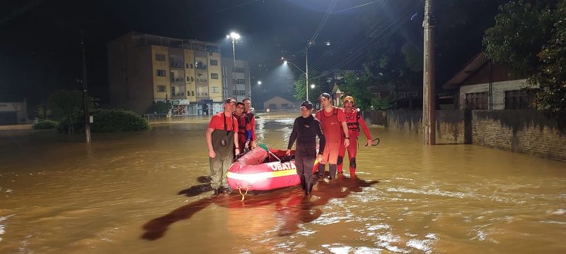 Durante a noite, um bote ajudou no resgate de mais moradores. &#8211; Foto: Corpo de Bombeiros Militar/Divulgação/ND