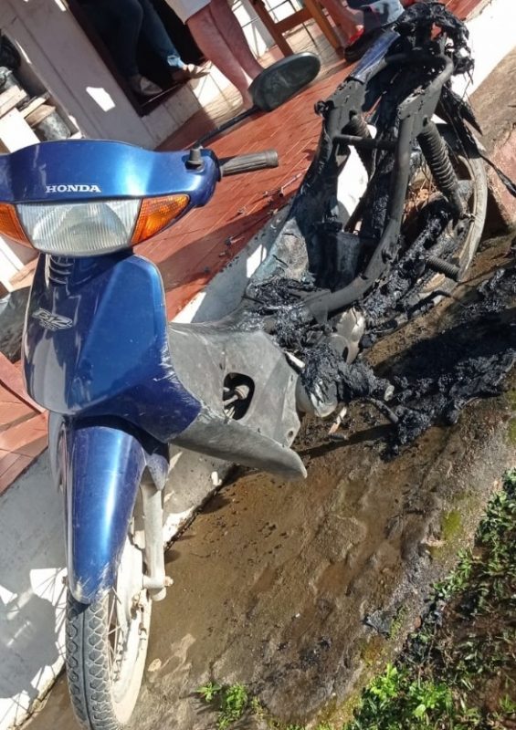 The motorcycle was badly damaged after the accident - Photo: Military fire department