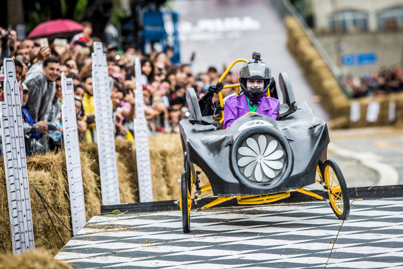 Carros de verdade revivem o desenho 'Corrida maluca' em anúncio do