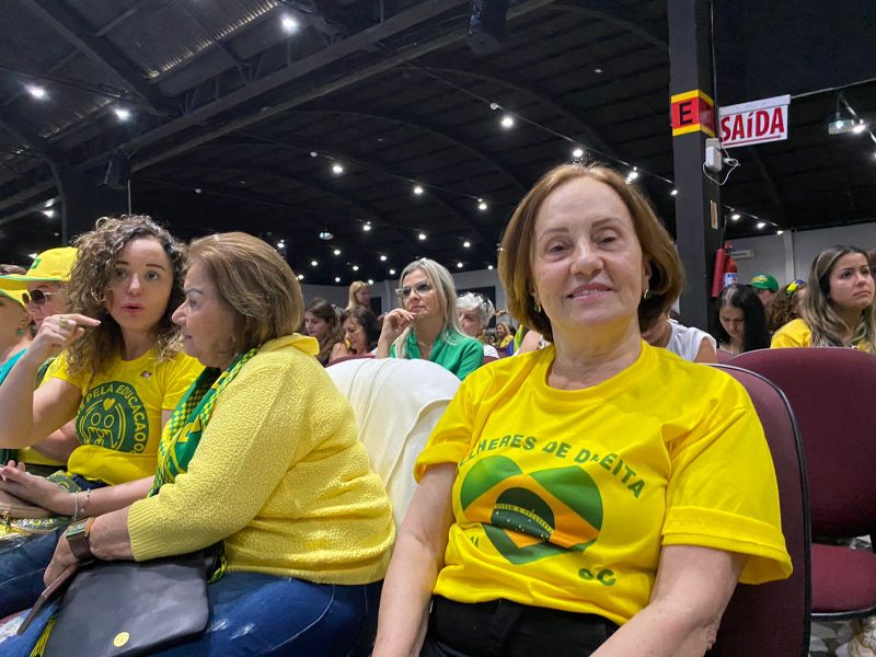 A aposentada Dalila Pamplona, de 77 anos, veio com um grupo de Palho&ccedil;a, na Grande Florian&oacute;polis, para o evento. “A Michelle representa o que eu acredito, que &eacute; a fam&iacute;lia e Deus. Sou muito bolsonarista.” – Foto: Maria Fernanda Salinet/ND
