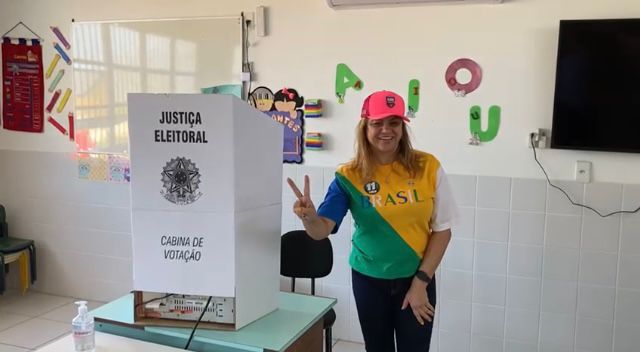 A prefeita Dalv&acirc;nia Cardoso, de I&ccedil;ara, foi votar com a camiseta verde e amarela e o bon&eacute; promocional de um clube de futebol do seu munic&iacute;pio. – Foto: Redes sociais