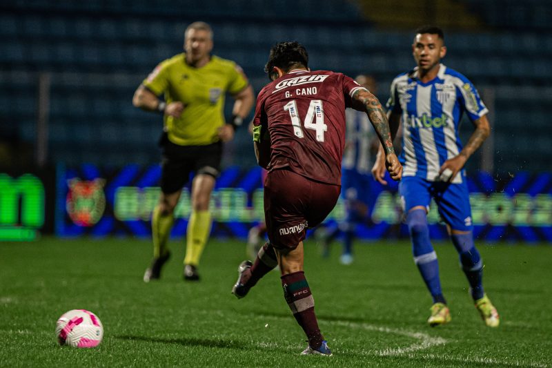 Anderson Daronco (ao fundo) durante Avaí 0x3 Fluminense pelo Campeonato Brasileiro