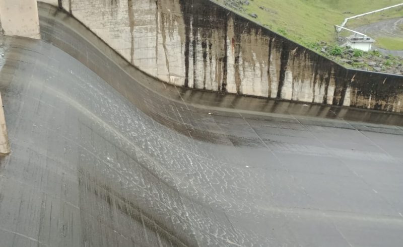 No momento, s&atilde;o penas laminas de &aacute;gua que passam pelo vertedouro. &mdash; Foto: Defesa Civil/Reprodu&ccedil;&atilde;o/ND