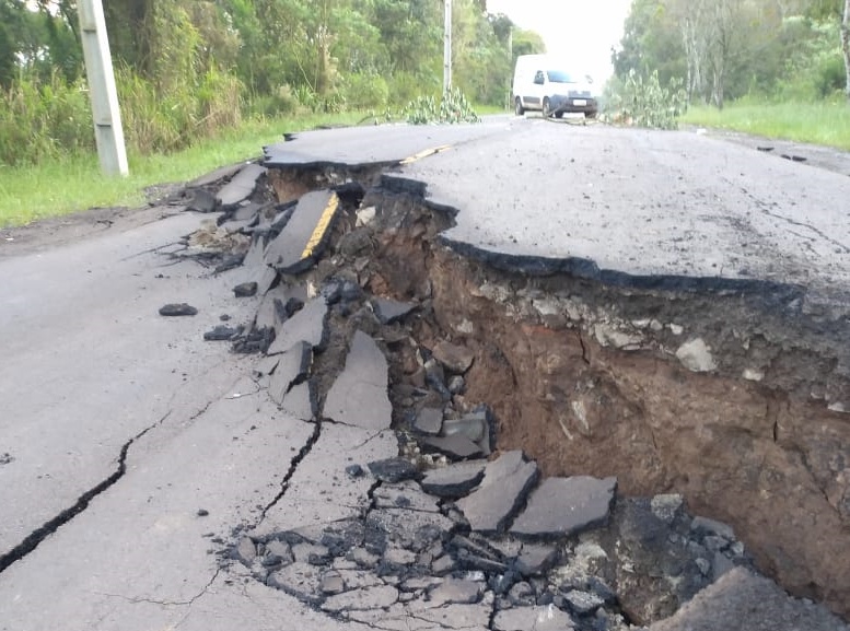 Os estragos inviabilizam o tr&acirc;nsito na via. &mdash; Foto: Defesa Civil/Reprodu&ccedil;&atilde;o/ND