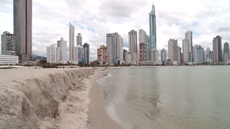 Essa n&atilde;o &eacute; a primeira vez que ‘degraus gigantes’ mudaram a paisagem da praia Central de Balne&aacute;rio Cambori&uacute; – Foto: Almir Rodrigues/NDTV