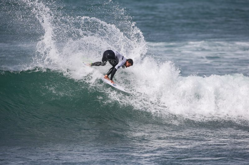 Deivid Silva fez os primeiros recordes do dia na ter&ccedil;a-feira em Ribeira D&acute;Ilhas&nbsp;– Foto: Laurente Masurel /World Surf League/ND