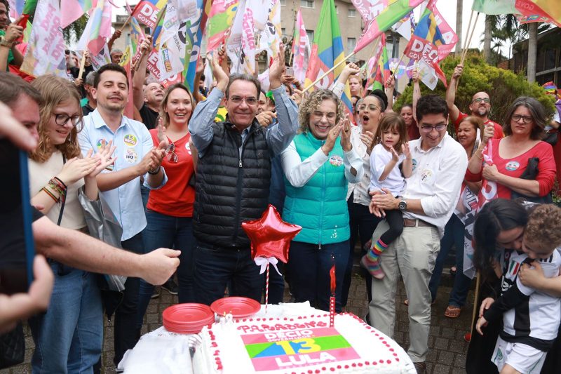 Em Blumenau, D&eacute;cio Lima (PT) comemora anivers&aacute;rio e &uacute;ltimo dia de campanha – Foto: Denner Ovidio