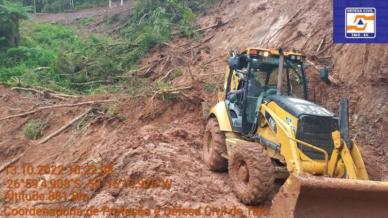 Secretaria de Obras de Tai&oacute; e a Defesa Civil est&atilde;o trabalhando para tirar o barro da via; deslizamento aconteceu na &uacute;ltima ter&ccedil;a-feira (11)&nbsp; – Foto: Divulga&ccedil;&atilde;o/Defesa Civil de Tai&oacute;/ND