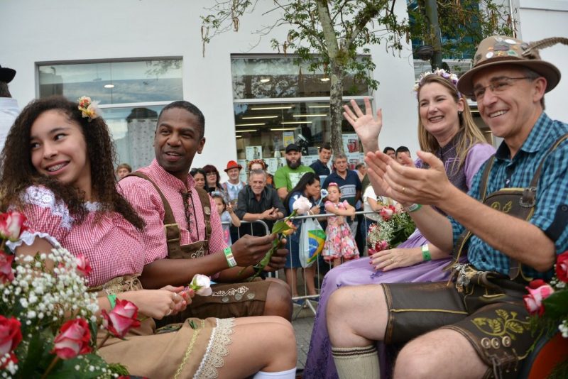 Prefeito M&aacute;rio Hildebrandt convidou o homem e a enteada para participarem do desfile oficial da Oktoberfest na carruagem oficial – Foto: Prefeitura de Blumenau/Divulga&ccedil;&atilde;o/ND