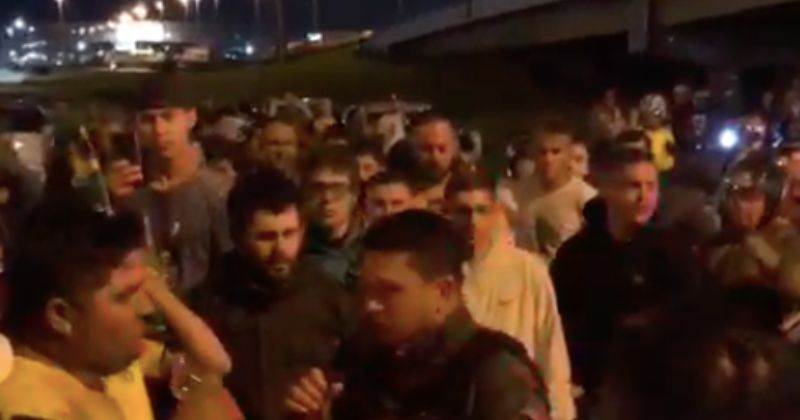 Agente esteve no local e demonstrou apoio aos manifestantes – Foto: Reprodu&ccedil;&atilde;o/Internet