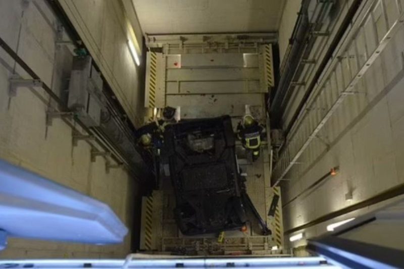 Motorista se confundiu e caiu de altura de 10 metros em po&ccedil;o de elevador – Foto: Reprodu&ccedil;&atilde;o/Bombeiros de Stuttgart