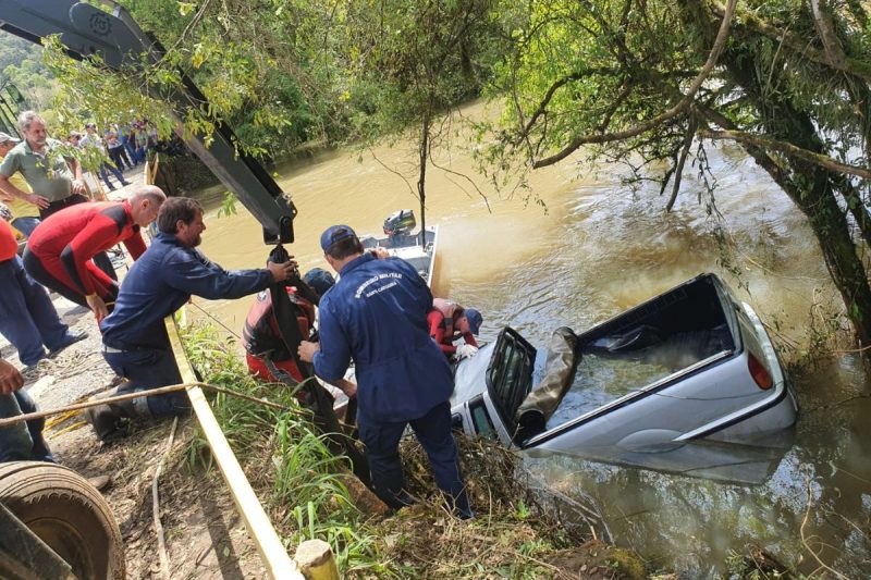 Carro foi encontrado na manh&atilde; desta quinta-feira (13), no Rio dos Pardos – Foto: Bombeiros Militares/Divulga&ccedil;&atilde;o/ND