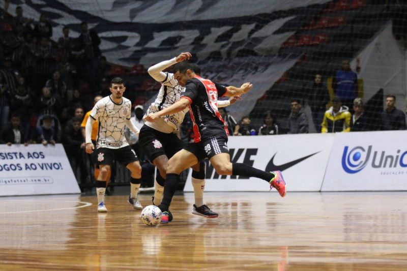 JEC Futsal foi derrotado em S&atilde;o Paulo e precisa da vit&oacute;ria no tempo normal para for&ccedil;ar a prorroga&ccedil;&atilde;o – Foto: Juliano Schmidt/JEC Futsal/Divulga&ccedil;&atilde;o/ND