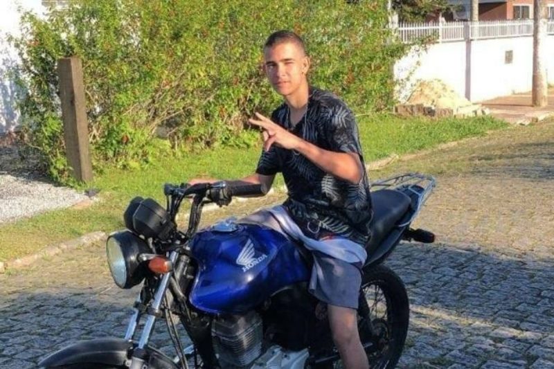 Influenciador do grau morre ao bater moto em poste • DOL