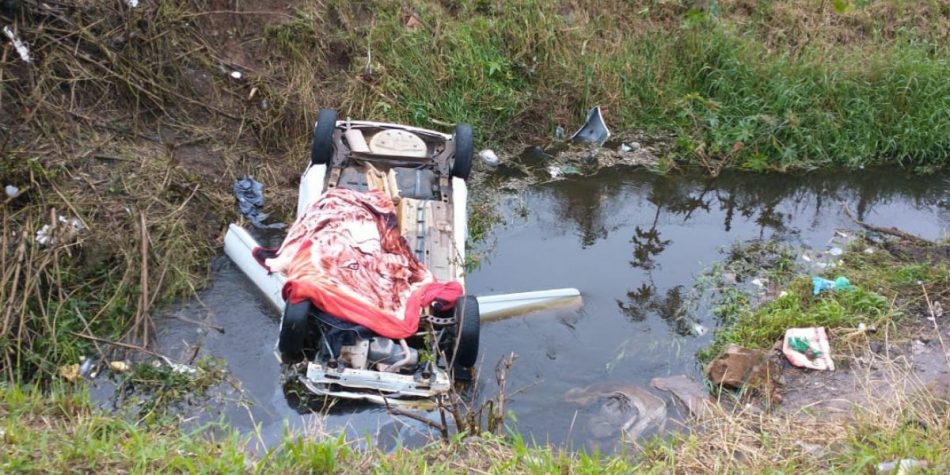 Motorista perde controle, bate em mureta, atropela e mata morador de rua em SC