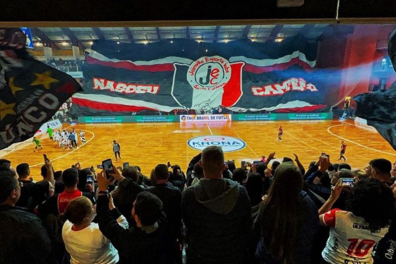 A torcida tem lotado o Centreventos Cau Hansen em todos os jogos do JEC Futsal – Foto: JEC Futsal/Divulga&ccedil;&atilde;o/ND