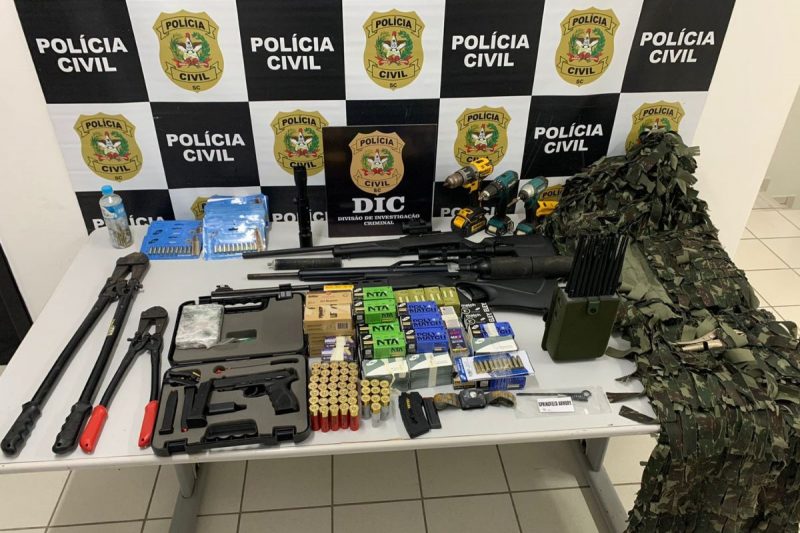 Armas e muni&ccedil;&otilde;es foram roubadas em Brusque e recuperadas em Joinville – Foto: PC/Divulga&ccedil;&atilde;o/ND