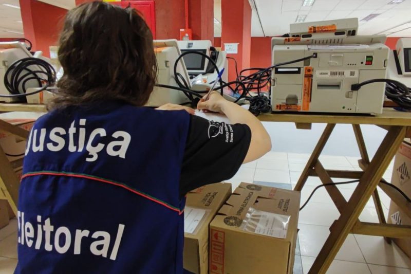 Urnas eletr&ocirc;nicas come&ccedil;aram a ser preparadas para o segundo turno das elei&ccedil;&otilde;es, no dia 30 de outubro – Foto: Jonathan Rocha/NDTV