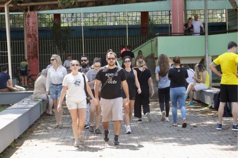 Em Joinville, maior col&eacute;gio eleitoral de Santa Catarina, apenas tr&ecirc;s urnas foram substitu&iacute;das – Foto: Carlos Jr./ND