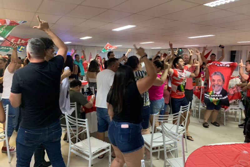 Eleitores do presidente eleito, Luiz In&aacute;cio Lula da Silva, acompanharam a apura&ccedil;&atilde;o na recreativa do Sindicado dos Metal&uacute;rgicos em Joinville – Foto: Mikael Melo/NDTV