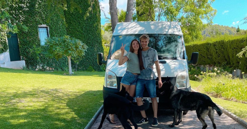 ‘La vida es un respiro’: Conoce a la pareja SC que lo dejó todo y ahora vive en una furgoneta en España