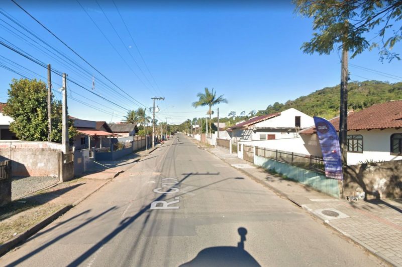 Jovem foi baleado na noite de domingo (2) em frente &agrave; pr&oacute;pria casa, no bairro Jardim Para&iacute;so – Foto: Reprodu&ccedil;&atilde;o/GoogleMaps