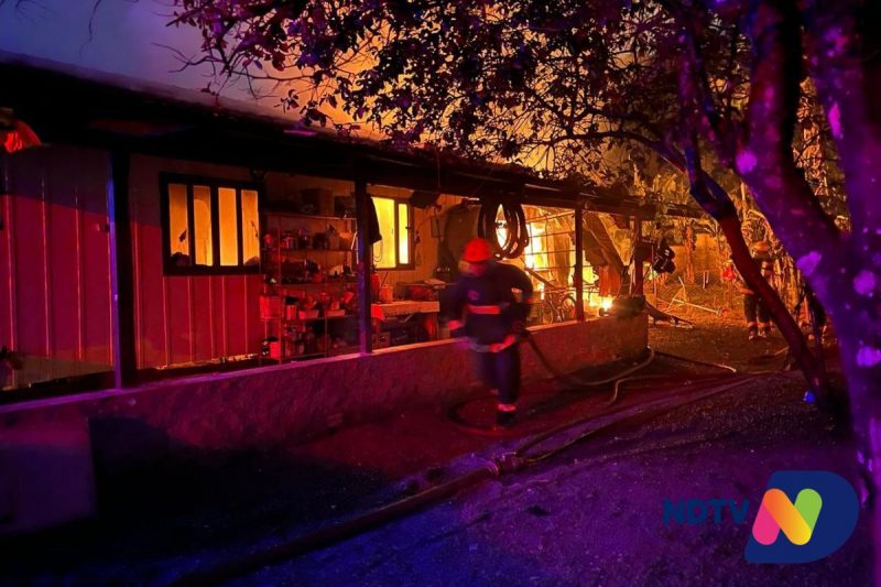 Inc&ecirc;ndio destruiu casa na noite de ter&ccedil;a-feira (4), na zona Oeste de Joinville – Foto: Ricardo Alves/NDTV