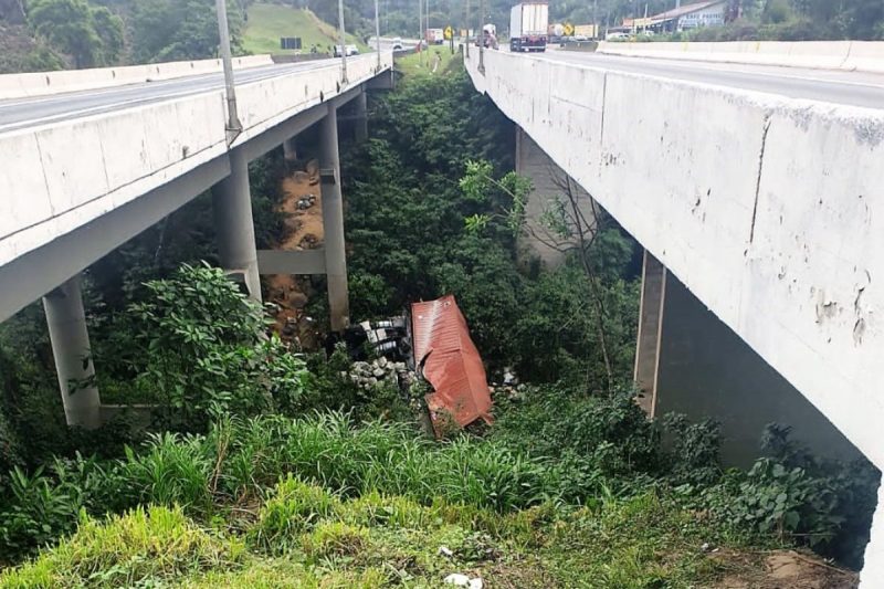 Retirada da carreta acontece na noite desta sexta-feira (7) e interrompe tr&acirc;nsito na BR-101 – Foto: Divulga&ccedil;&atilde;o/ND