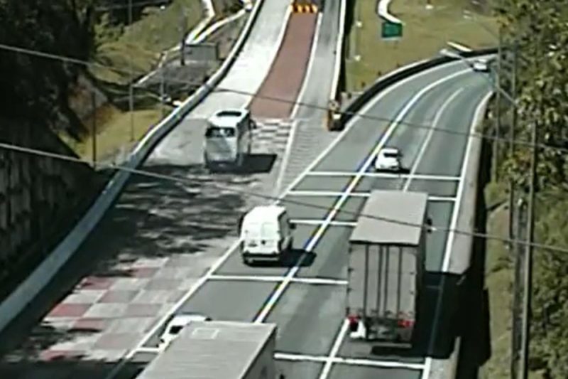 &Ocirc;nibus de turismo saiu de Curitiba com destino a Blumenau – Foto: Reprodu&ccedil;&atilde;o/Arteris Litoral Sul