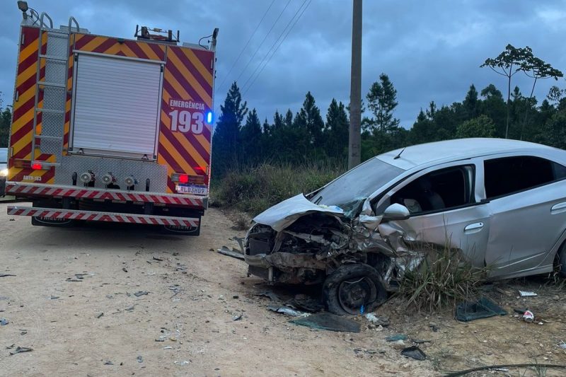 Acidente aconteceu na tarde de domingo (9) e envolveu tr&ecirc;s carros na divisa de Garuva com a Vila da Gl&oacute;ria – Foto: Bombeiros Militares/Divulga&ccedil;&atilde;o/ND