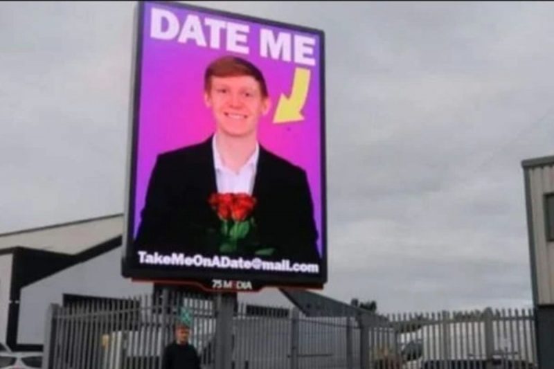 Cansado das maneiras convencionais de encontrar uma namorada, ele apelou para uma nova t&aacute;tica – Foto: Reprodu&ccedil;&atilde;o/YouTube